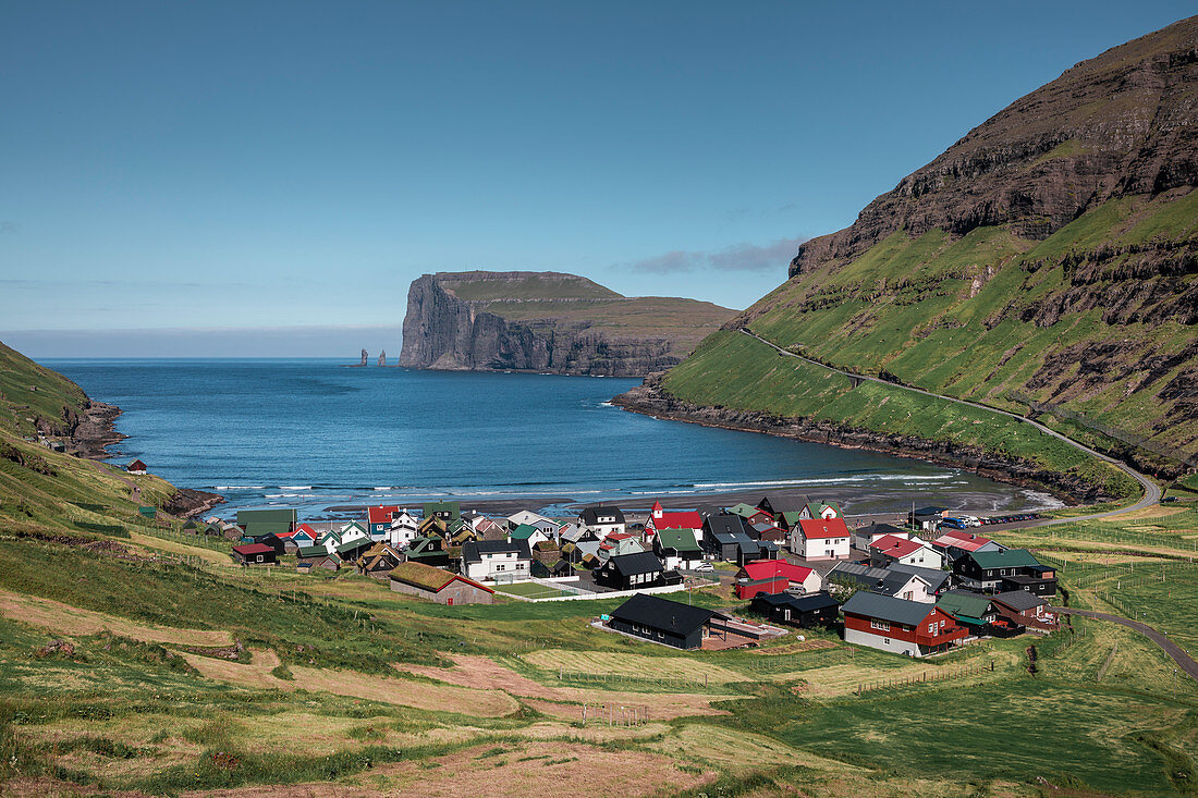 Dorf Tjørnuvík auf Streymoy auf Färöer Inseln bei Tag\n