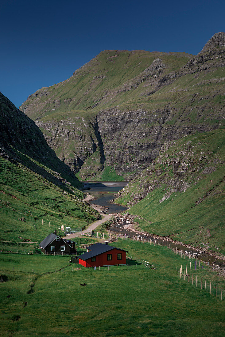 Häuser in der Bucht von Saksun, Streymoy, Färöer Inseln\n