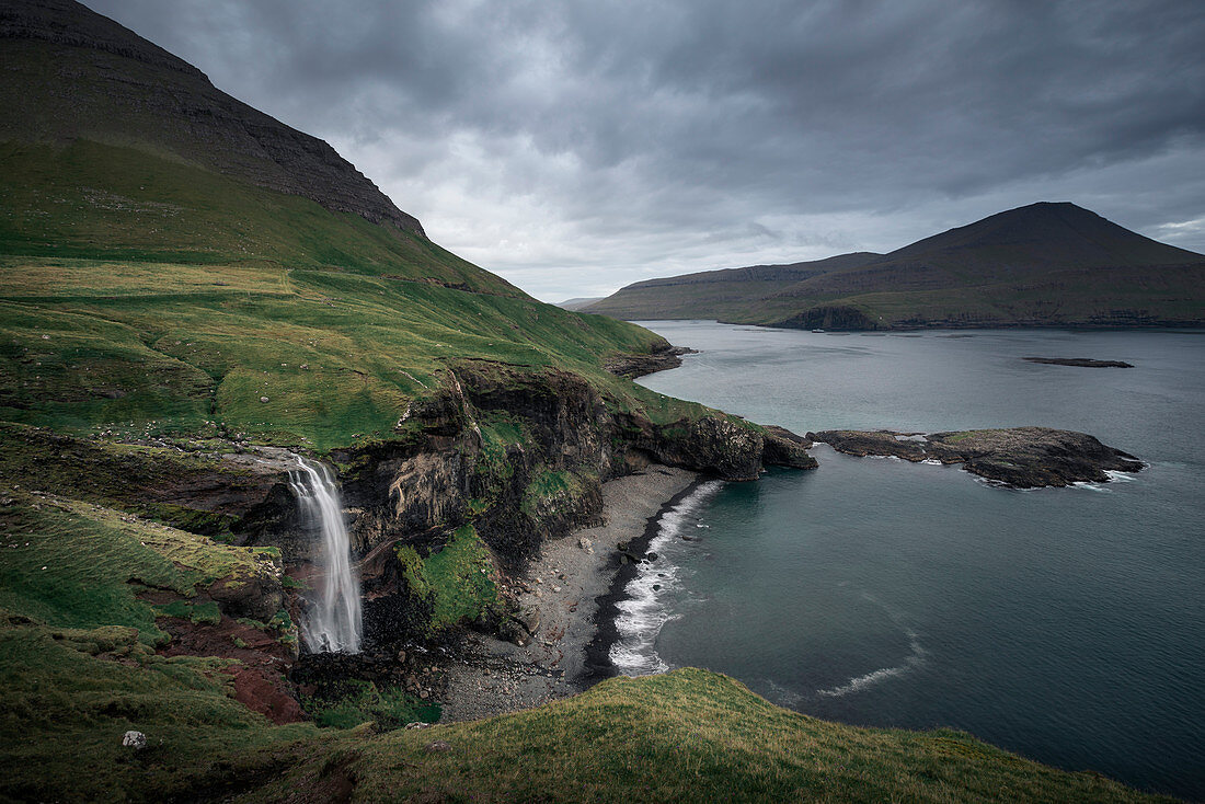 Wasserfall und Küste von Vagar, Färöer Inseln\n