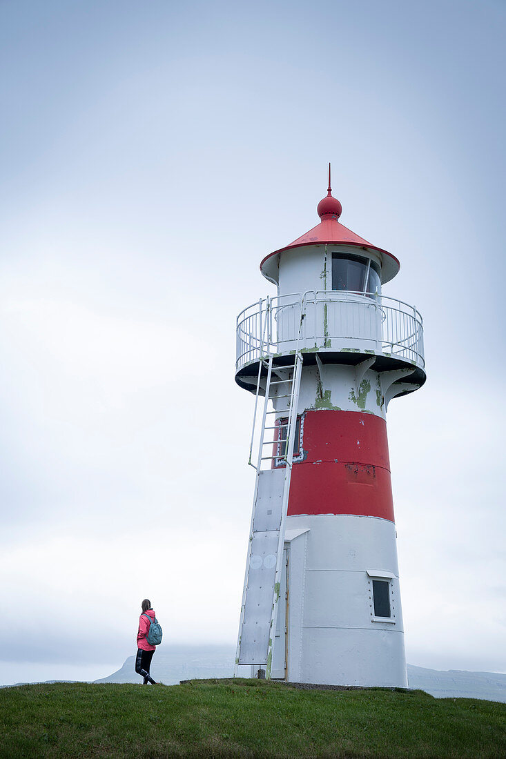 Frau am Leuchtturm Skansin in der Hauptstadt Tórshavn, Färöer Inseln\n