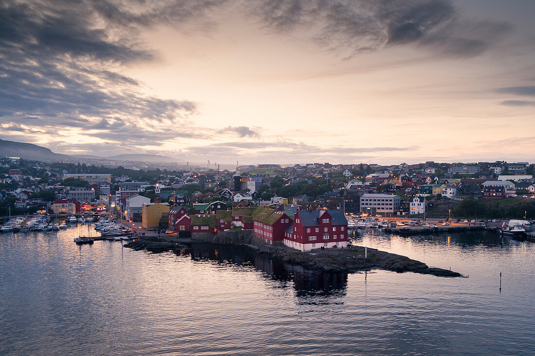 Hauptstadt Torshavn mit Regierungsviertel im Sonnenuntergang, Färöer Inseln