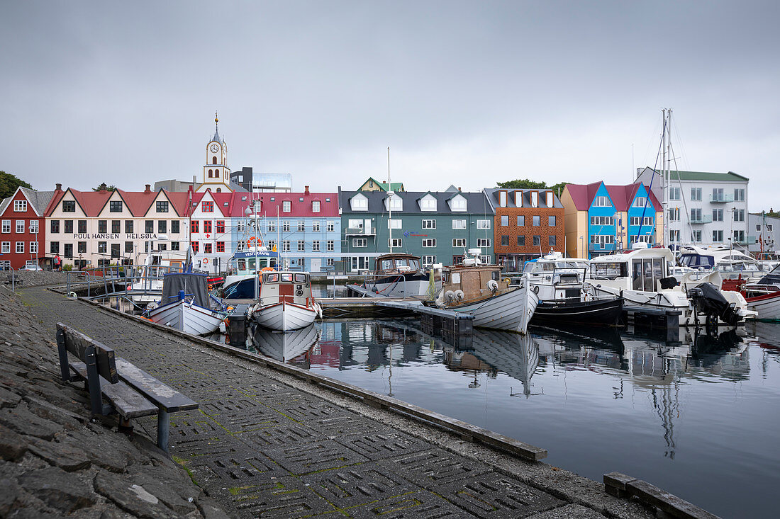 Bunte Häuser am Hafen der Hauptstadt Torshavn, Färöer Inseln