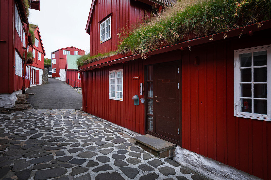 Rote Gebäude im Regierungsviertel Tinganes der Hauptstadt Torshavn, Färöer Inseln