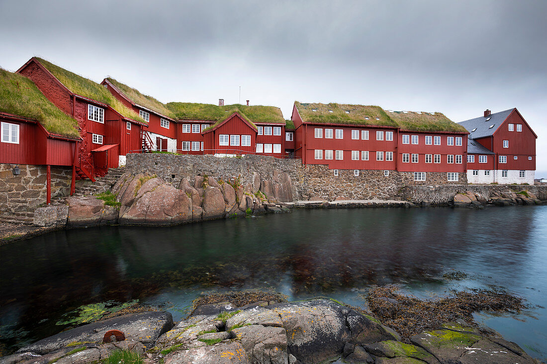 Rote Gebäude im Regierungsviertel Tinganes der Hauptstadt Torshavn, Färöer Inseln