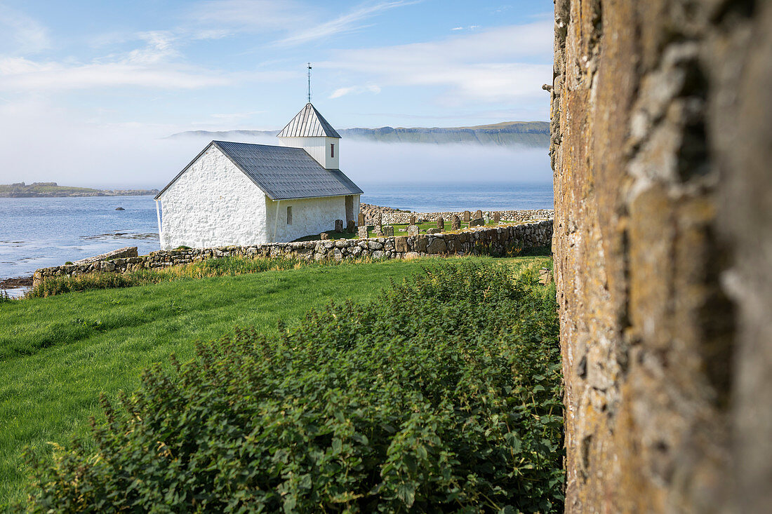 Kirche im Dorf Kirkjubøur auf Streymoy, Färöer Inseln\n