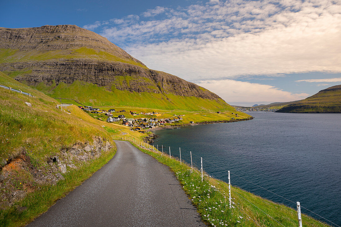 Straße beim Dorf Bour auf Vagar, Färöer Inseln\n