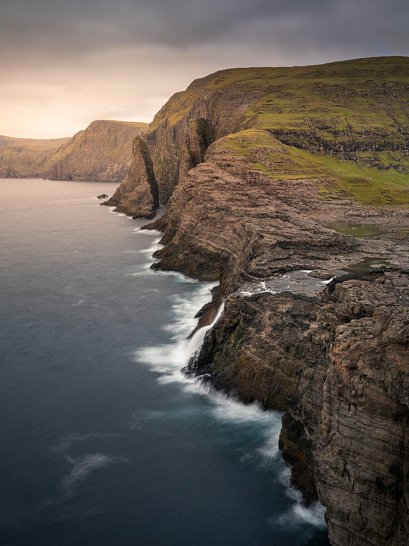 Küste, Wasserfall und Klippen bei Trælanípa auf der Insel Vagar, am See Leitisvatn, Färöer Inseln\n