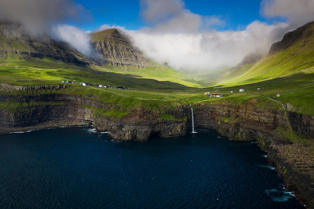 Wasserfall Múlafossur mit Dorf Gásadalur auf der Insel Vagar, Färöer Inseln