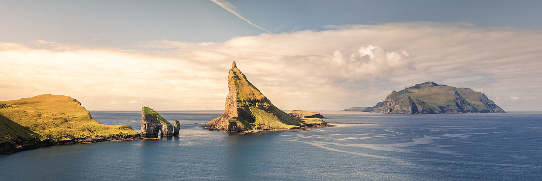 Felsformationen von Drangarnier und Insel Tindholmur und Mykines auf Vagar, Färöer Inseln\n
