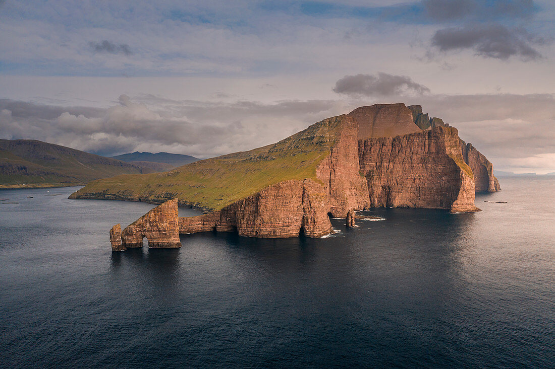 Felsformationen von Drangarnier und Insel Vagar im Sonnenuntergang, Färöer Inseln\n
