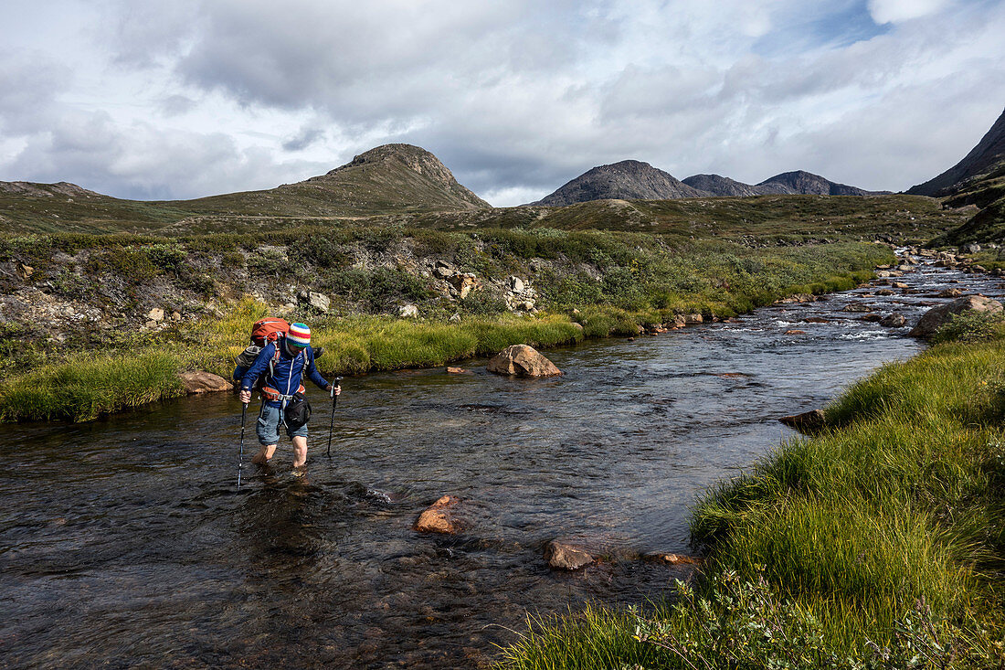 Wanderer beim Furten eines Flusses, Sisimiut, Grönland