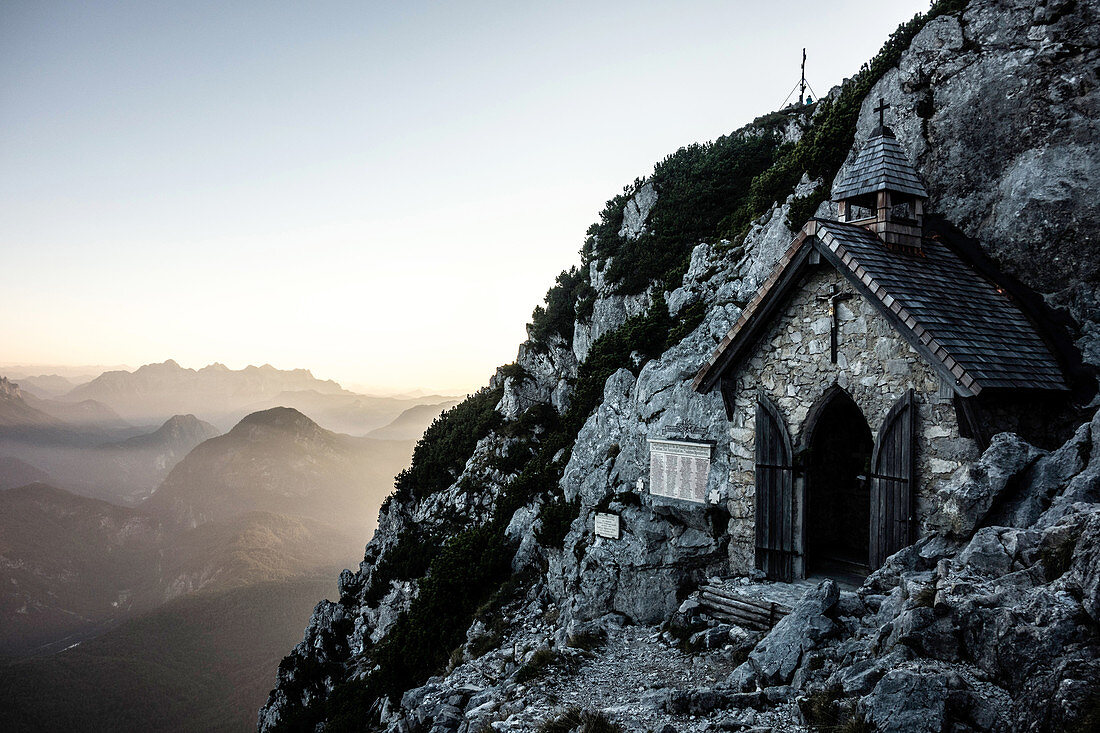 Kleine Kapelle wenige Meter unterhalb des Gipfels des Hochstaufen, Chiemgauer Alpen, Bad Reichenhall, Bayern, Deutschland