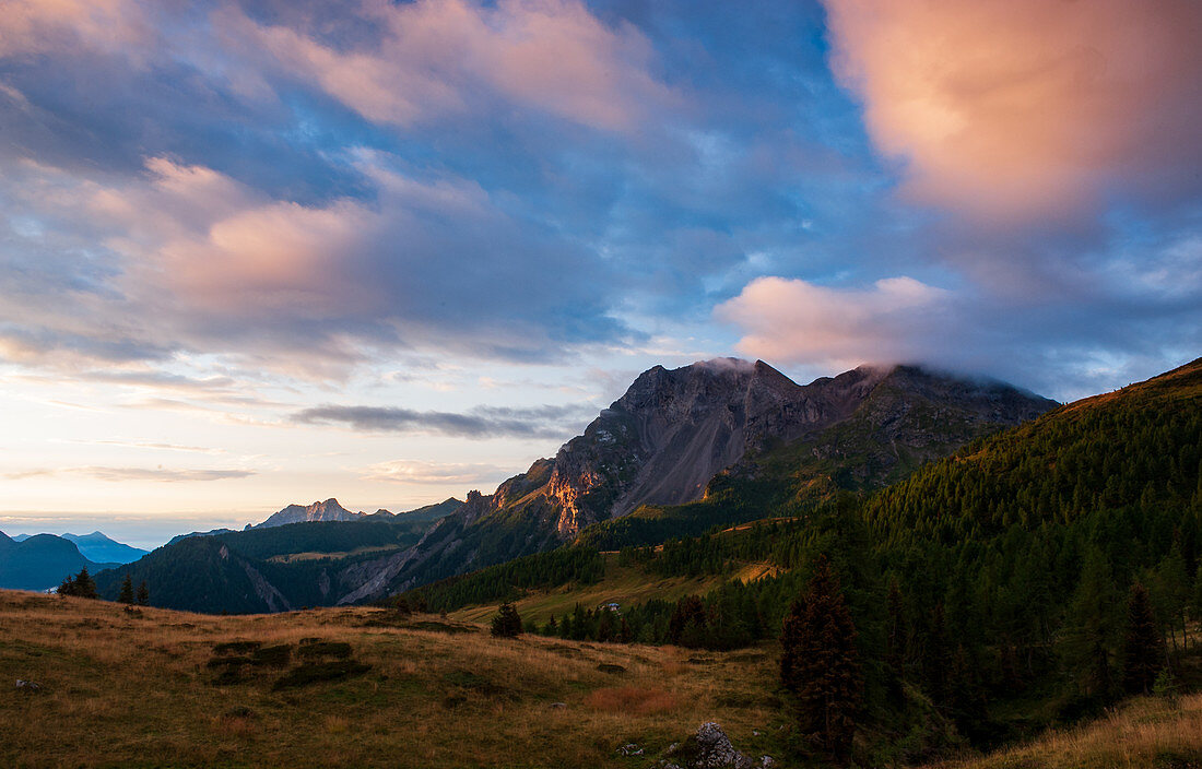 Sonnenaufgang am Monte Bivera, östliche Karnische Alpen in der Provinz Udine in der Region Friaul-Julisch Venetien. Italien