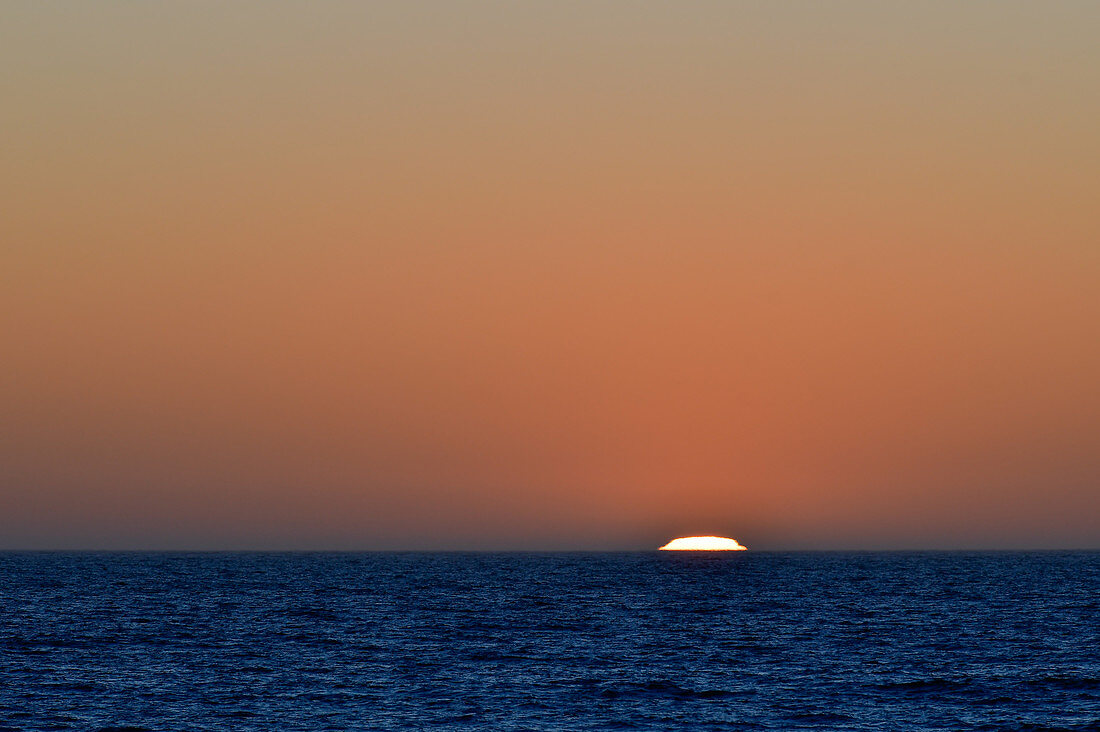 Intensiv leuchtender Sonnenuntergang am Meer bei Grimsholmen, Hallands län, Schweden