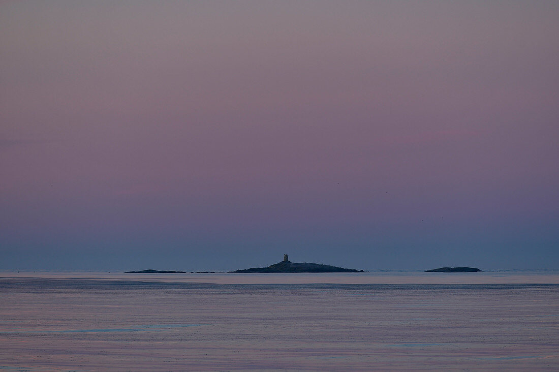 Kleine Inseln im Meer im frühen Morgenlicht, Grimsholmen, Halland, Schweden