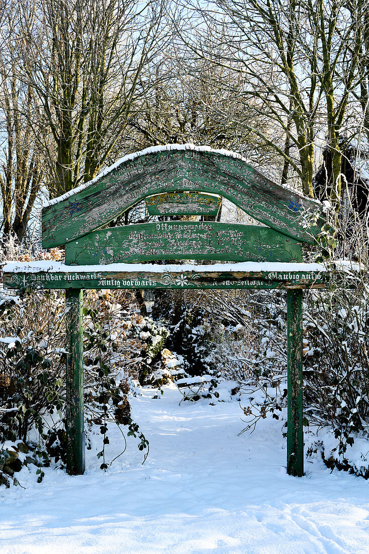 Zugang zum winterlichen Märchenwald, Dorum, Niedersachsen, Deutschland