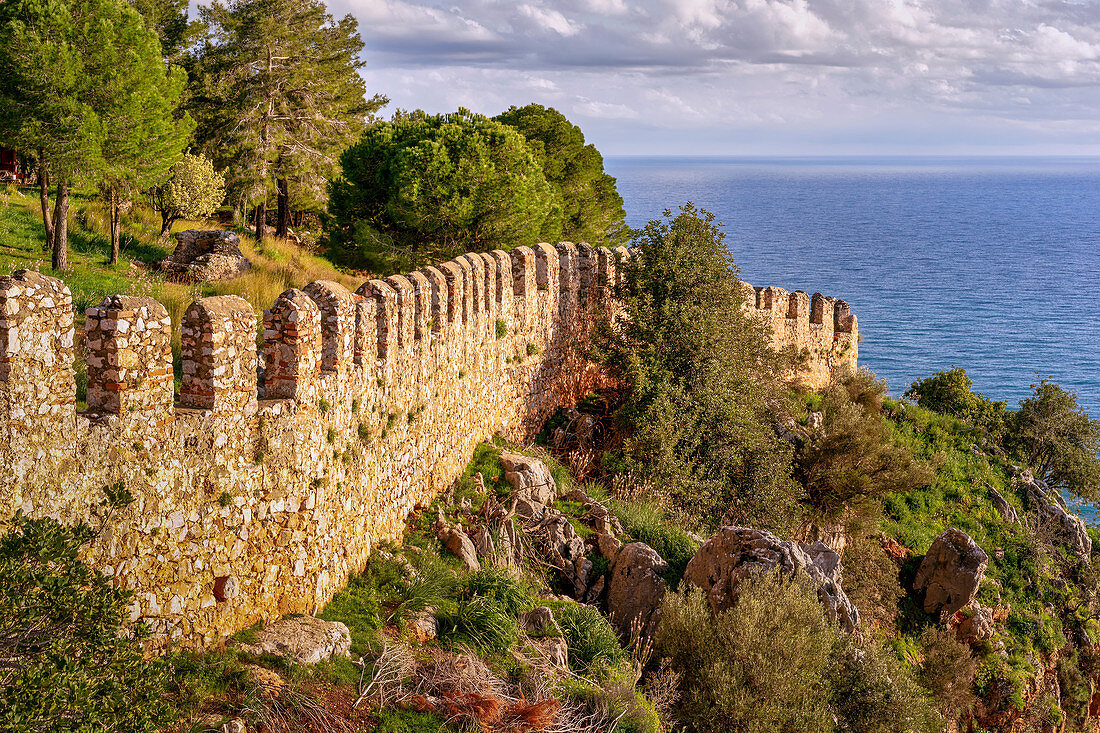 Blick über die Burgmauer von Alanya auf die Türkische Riviera, Türkei, Westasien