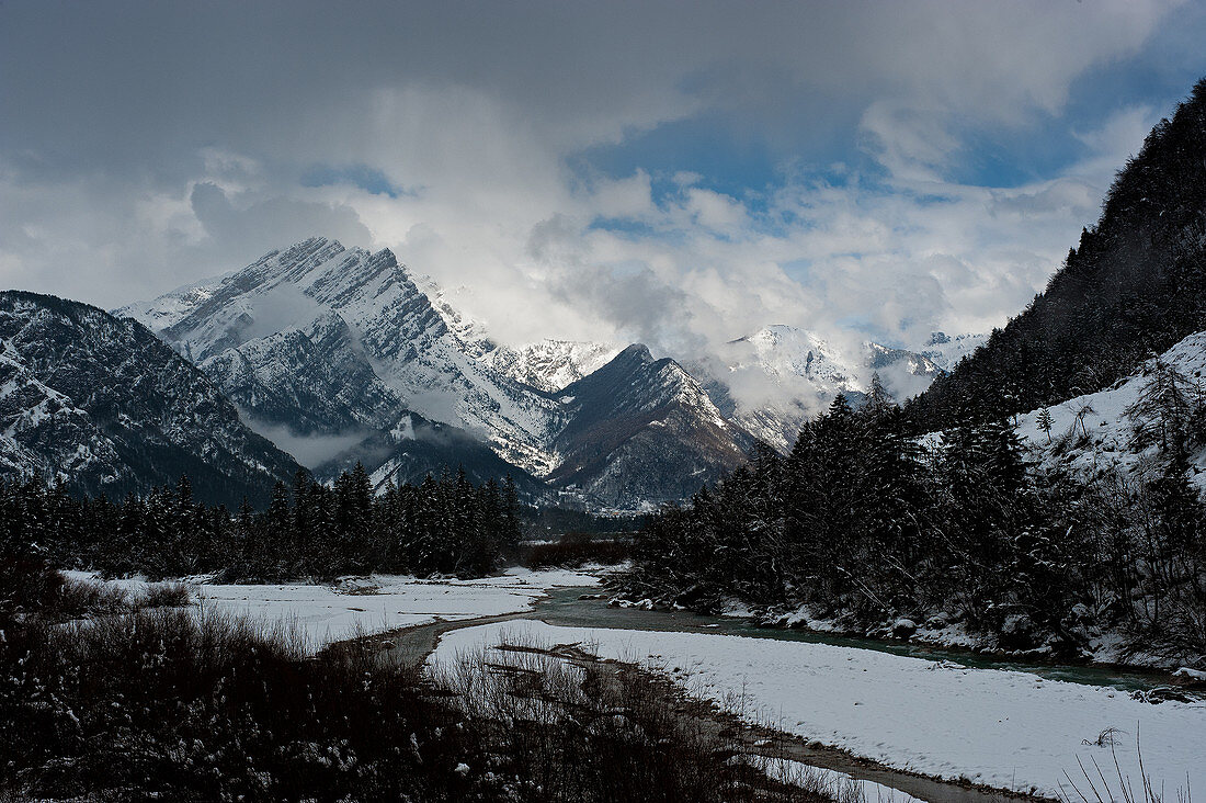 Winterlandschaft des Cellina-Tals im Naturpark Friauler Dolomiten und Fluss Cellina. Italien