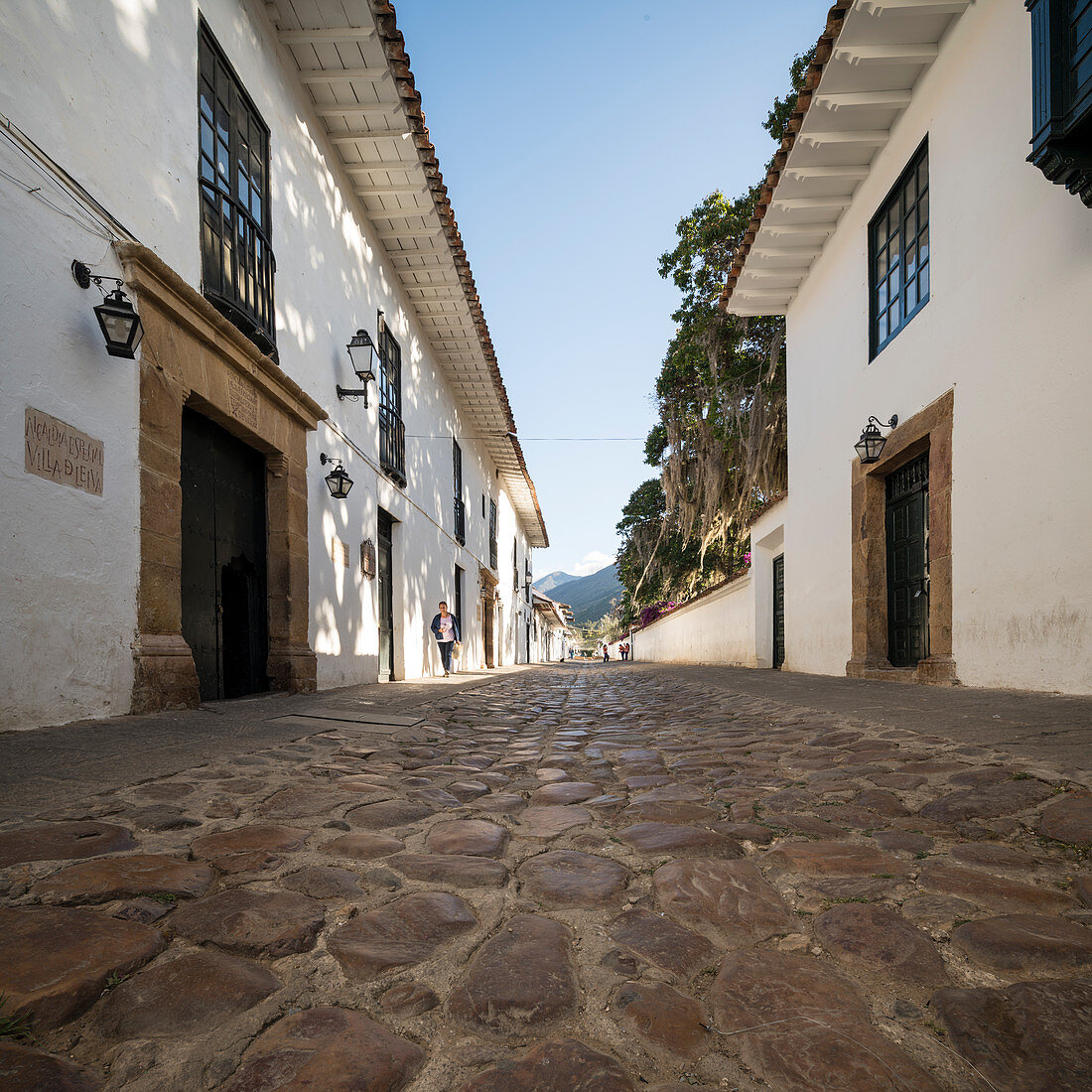 Kopfsteinpflasterstraße in Villa de Leyva, einer kleinen Stadt mit traditioneller Kolonialarchitektur