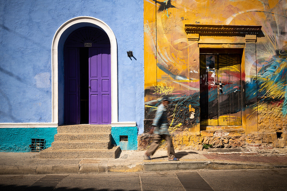 Bunte Hausfronten, lila Tür und gemalte Urale auf altem Haus in einer Terrasse in der Altstadt