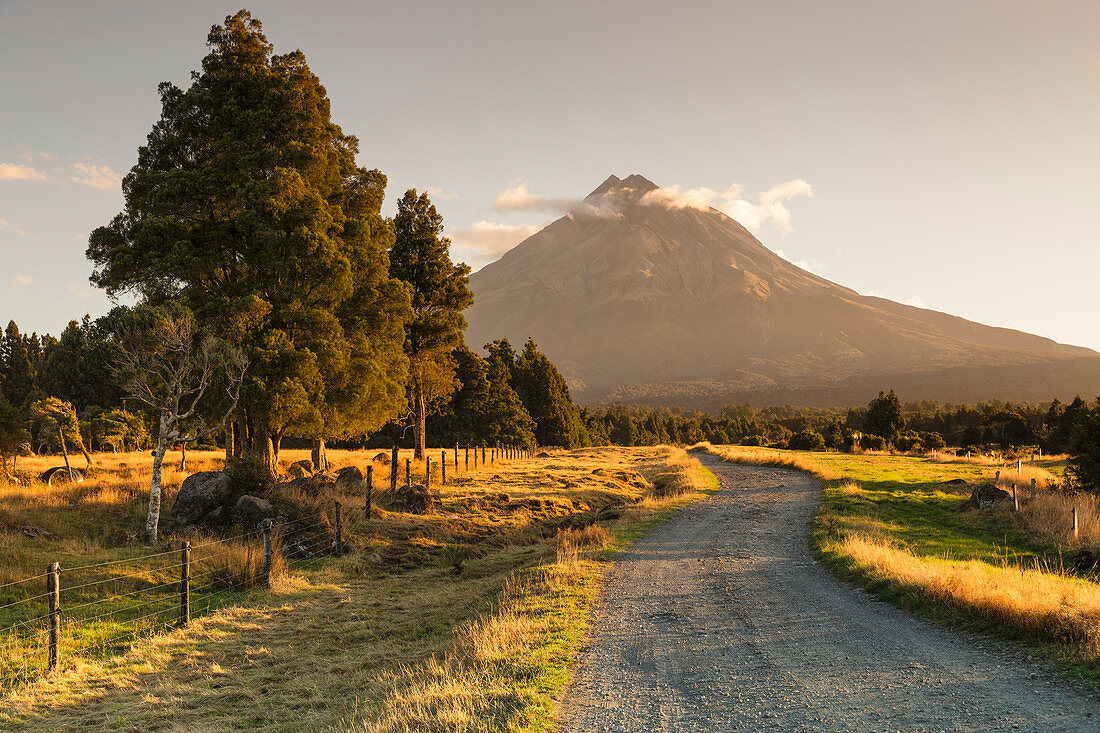 Mount Taranaki bei Sonnenuntergang, 2518 m, Egmont National Park, Taranaki, Nordinsel, Neuseeland, Pazifik