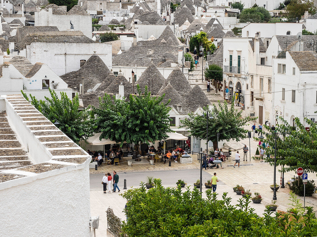 View of the town and trulli houses, Alberobello, UNESCO World Heritage Site, Puglia, Italy, Europe