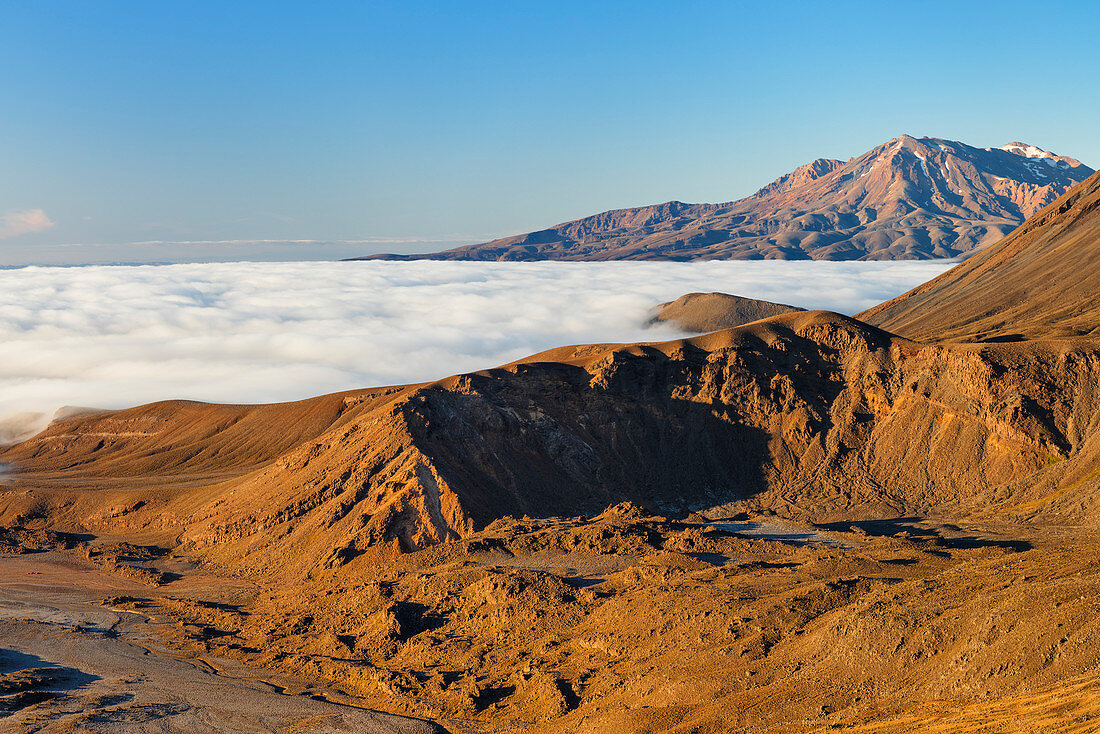 Mount Ngauruhoe reflektiert in Smaragdseen, Tongariro-Nationalpark, UNESCO-Weltkulturerbe, Nordinsel, Neuseeland, Pazifik