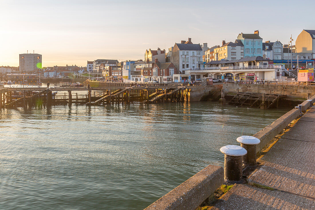 Ansicht von Hafengeschäften im Hafen von Bridlington bei Sonnenuntergang, Bridlington, East Yorkshire, England, Vereinigtes Königreich, Europa