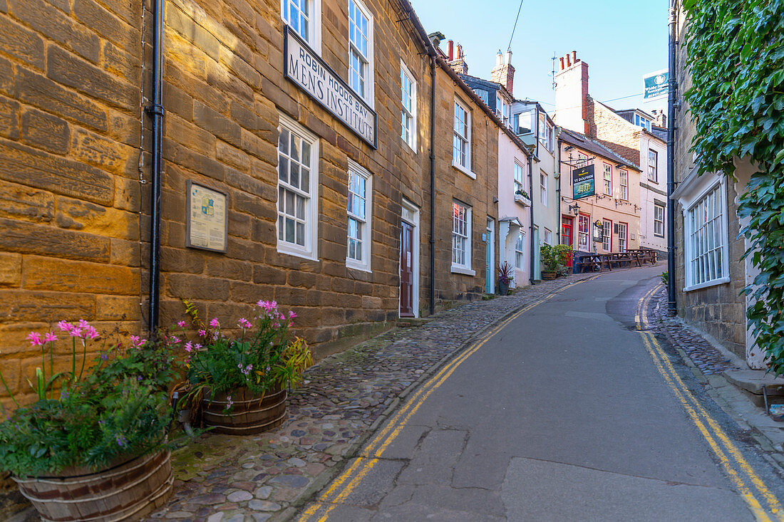 Ansicht von pastellfarbenen Häusern auf King Street in Robin Hoods Bucht, North Yorkshire, England, Vereinigtes Königreich, Europa