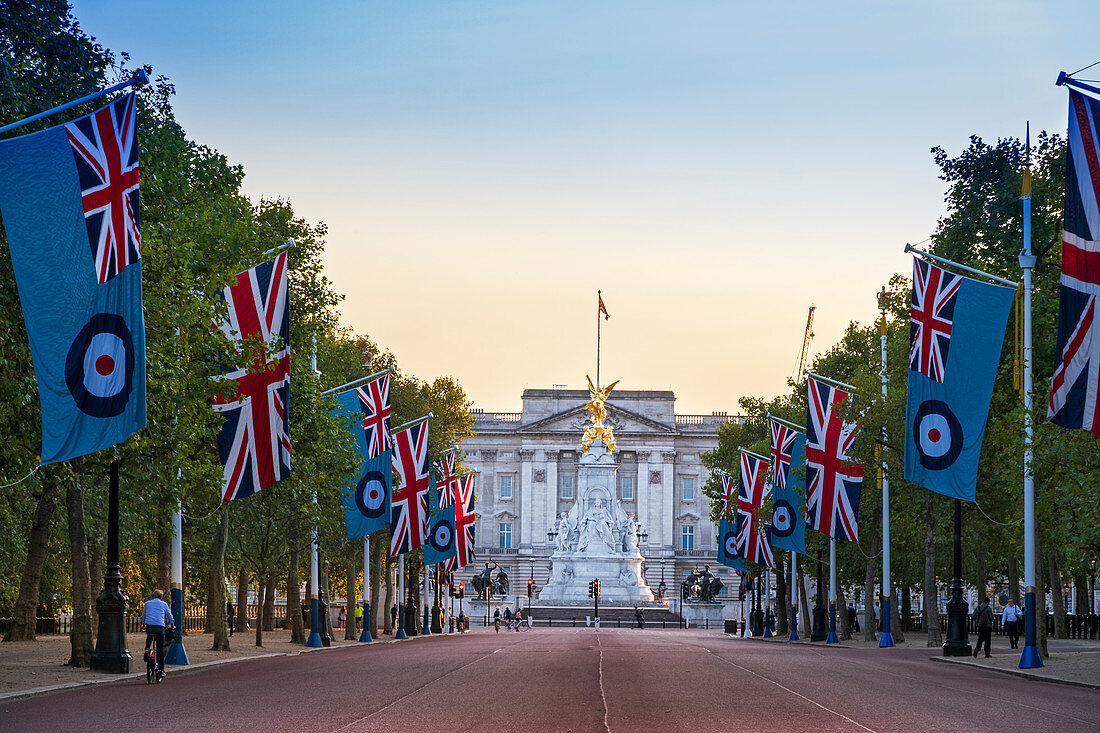 Ansicht des Buckingham Palace entlang der Mall mit Flaggen der Union und der Royal Air Force, Westminster, London, England, Vereinigtes Königreich, Europa