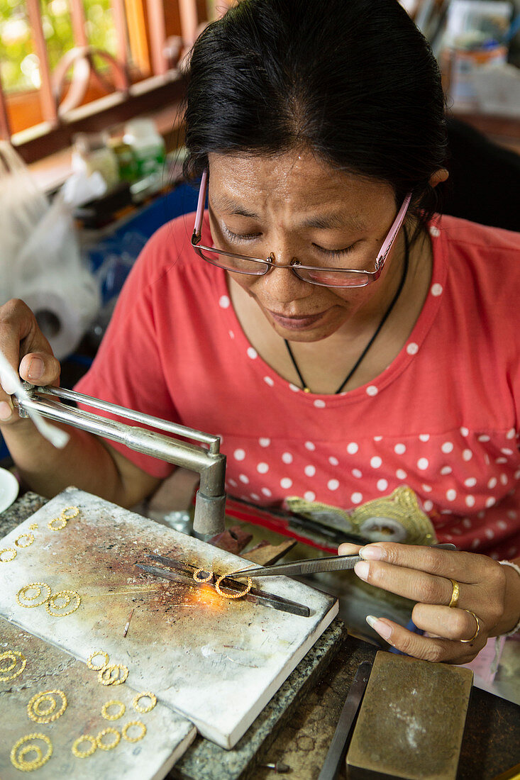 Ein Goldschmied, der in einer Schmuckfabrik, Thailand, Südostasien, Asien arbeitet