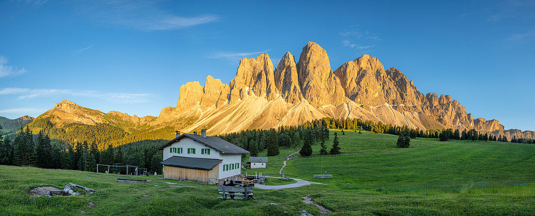 Sonnenuntergang über Sass Rigais, Furchetta und Odle Gipfeln gesehen von Glatsch Alm Hütte, Val di Funes, Südtirol, Dolomiten, Italien, Europa