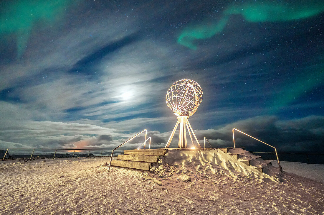Das Nordlicht (Aurora Borealis) über dem Globus-Denkmal, Symbol des Nordkap (Nordkapp), Insel Mageroya, Troms og Finnmark, Norwegen, Skandinavien, Europa