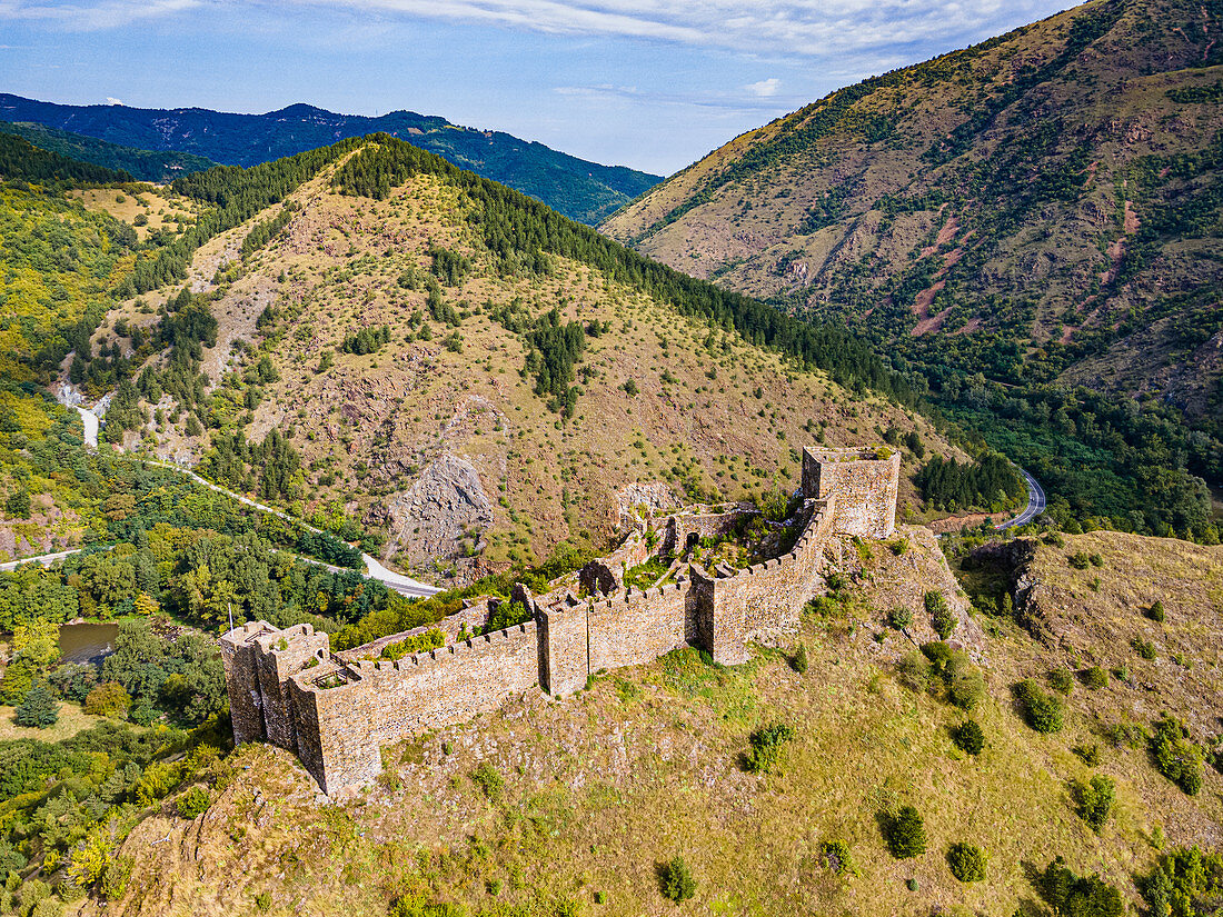 Luftaufnahme der Maglic Castle, Kaljevo, Serbien, Europa
