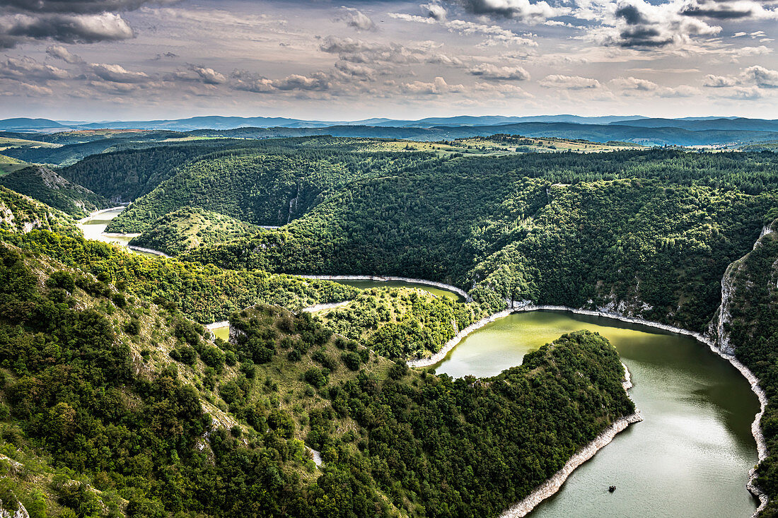 Uvac Fluss, der sich durch die Berge schlängelt, Uvac Special Nature Reserve, Serbien, Europa