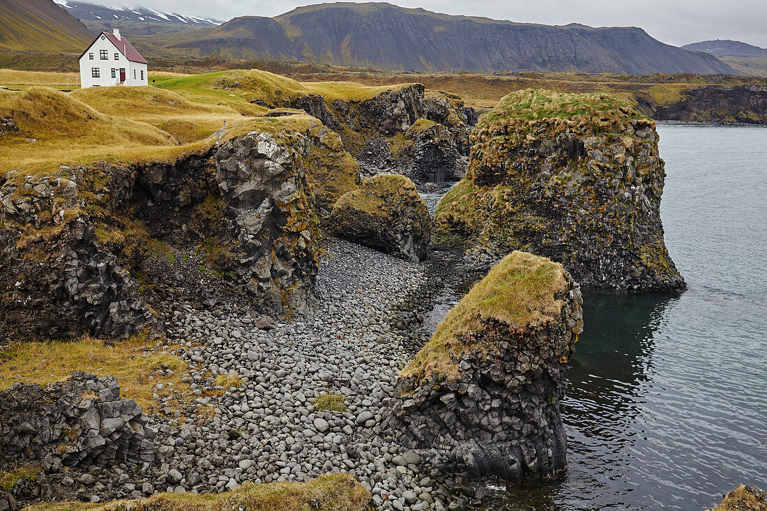 Basalt-Lava-Klippen bei Arnastapi, an der Küste der Halbinsel Snaefellsnes, Westisland, Polarregionen