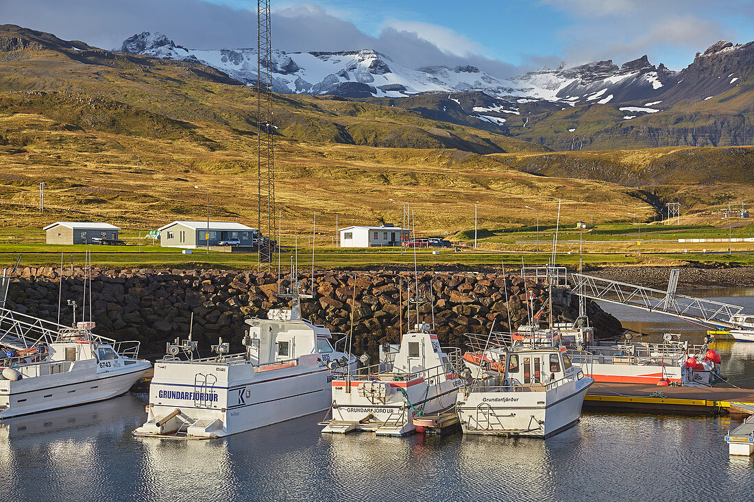 Fischerboote im Hafen von Grundarfjordur mit bergiger Kulisse auf der Halbinsel Snaefellsnes, Westisland, Polarregionen