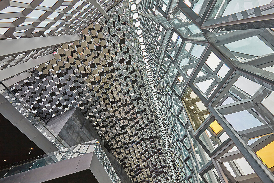 Geometische Formen in der Innenarchitektur der sehr modernen Harpa-Konzerthalle in Reykjavik, Südwestisland, Polarregionen