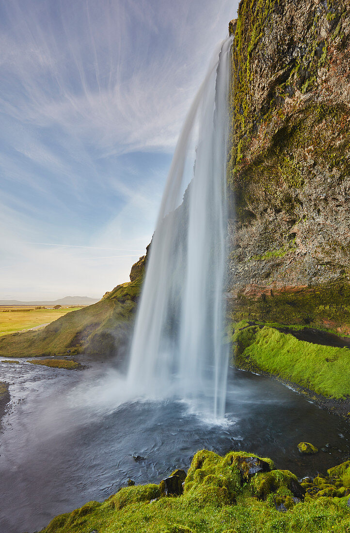 Ein spektakulärer Wasserfall, Seljalandsfoss Falls, in der Nähe von Vik, nahe der Südküste Islands, Polarregionen