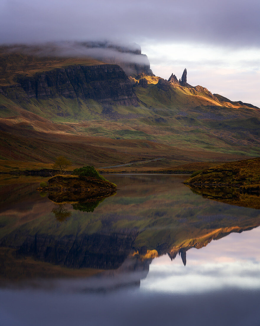 Loch Fada und der alte Mann von Storr, Isle of Skye, Innere Hebriden, Schottland, Vereinigtes Königreich, Europa