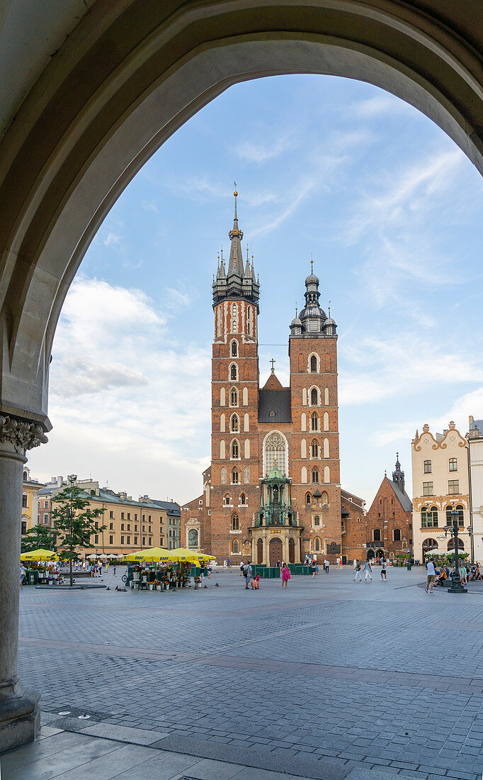 Straßenszene und St. Marys Basilika, UNESCO-Weltkulturerbe, Krakau, Polen, Europa