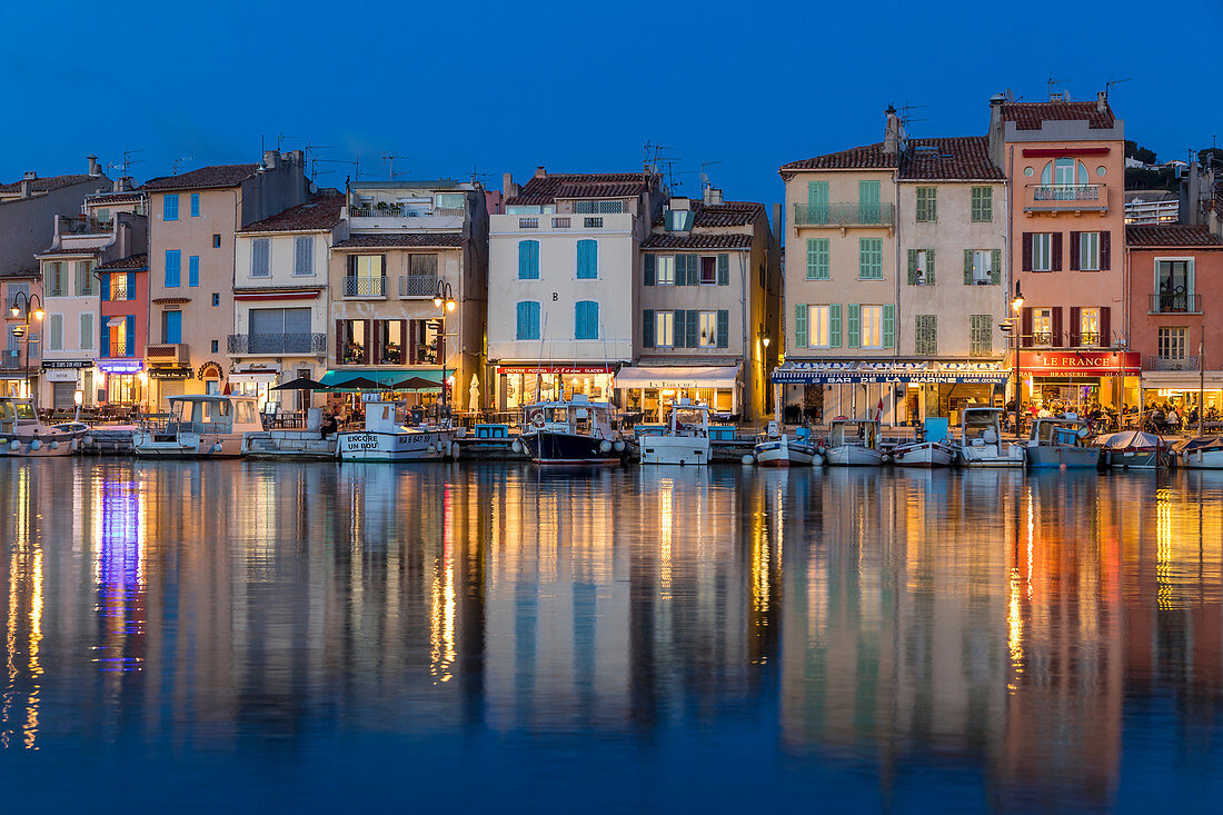 Blick vom Hafen auf die Altstadt in der Abenddämmerung, Cassis, Bouches du Rhone, Provence, Frankreich, Mittelmeer, Europa