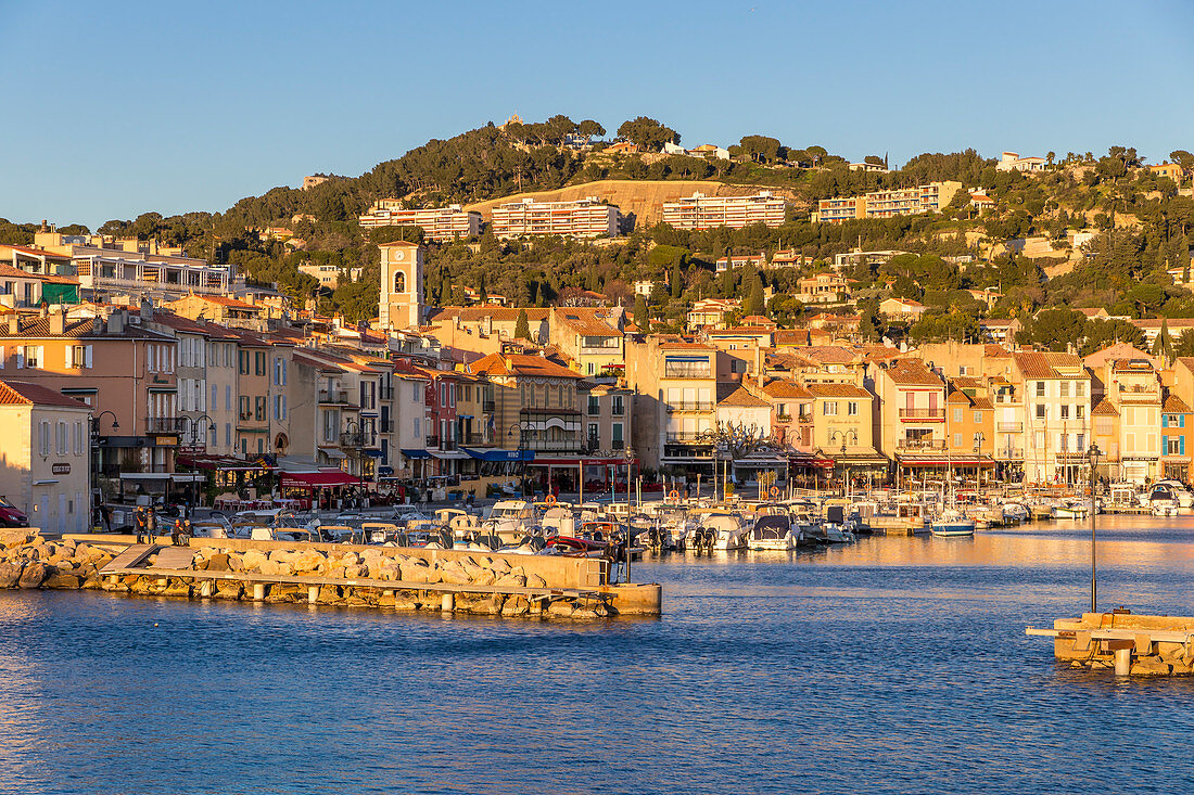 Blick vom Hafen auf die Altstadt, Cassis, Bouches du Rhone, Provence, Frankreich, Mittelmeer, Europa