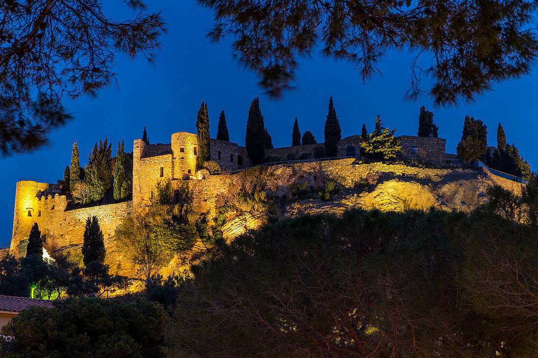 Ehemaliges Schloss Cassis (Château de Cassis) in der Abenddämmerung, Cassis, Bouches du Rhone, Provence, Frankreich, Mittelmeer, Europa
