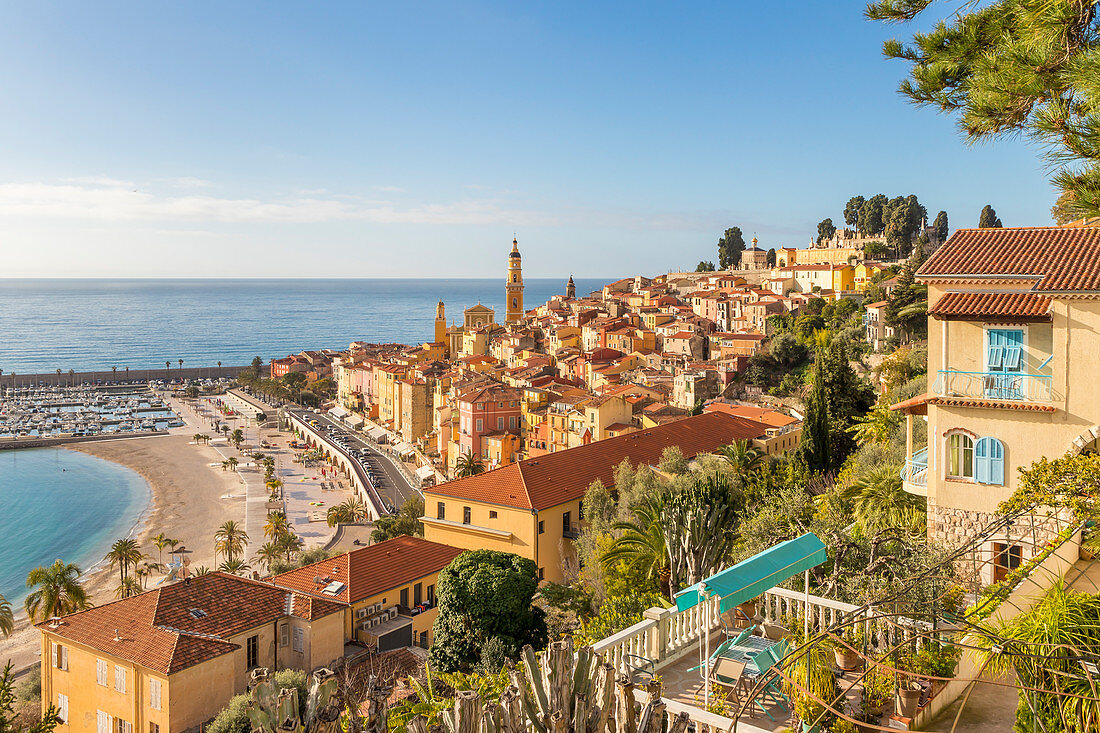 Blick vom Garavan Boulevard über die Altstadt und den Strand von Sablettes, Menton, Alpes Maritimes, Côte d'Azur, Französische Riviera, Provence, Frankreich, Mittelmeer, Europa