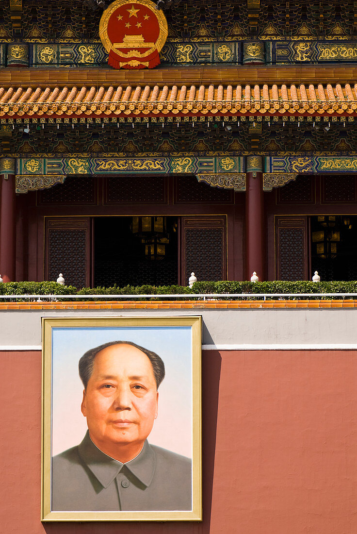Außenansicht des chinesischen Gebäudes mit Porträt des Vorsitzenden Mao.