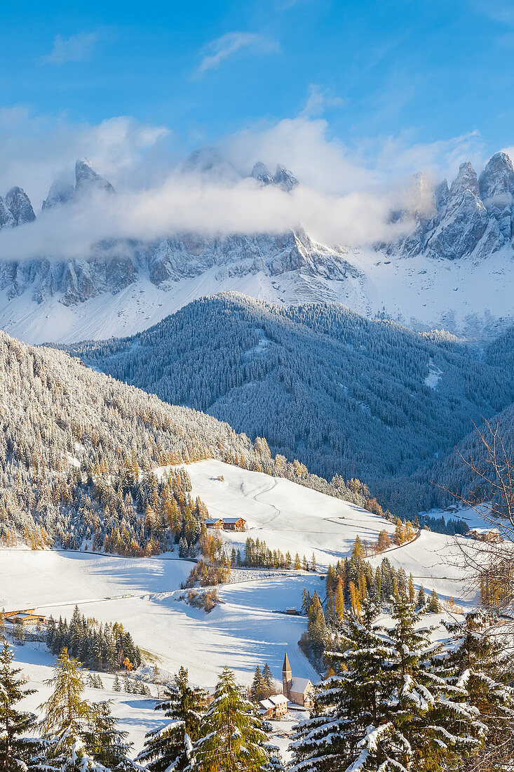 Winterschnee, Dorf St. Magdalena, Geisler Spitzen, Val di Funes, Dolomiten, Trentino-Südtirol, Südtirol, Italien
