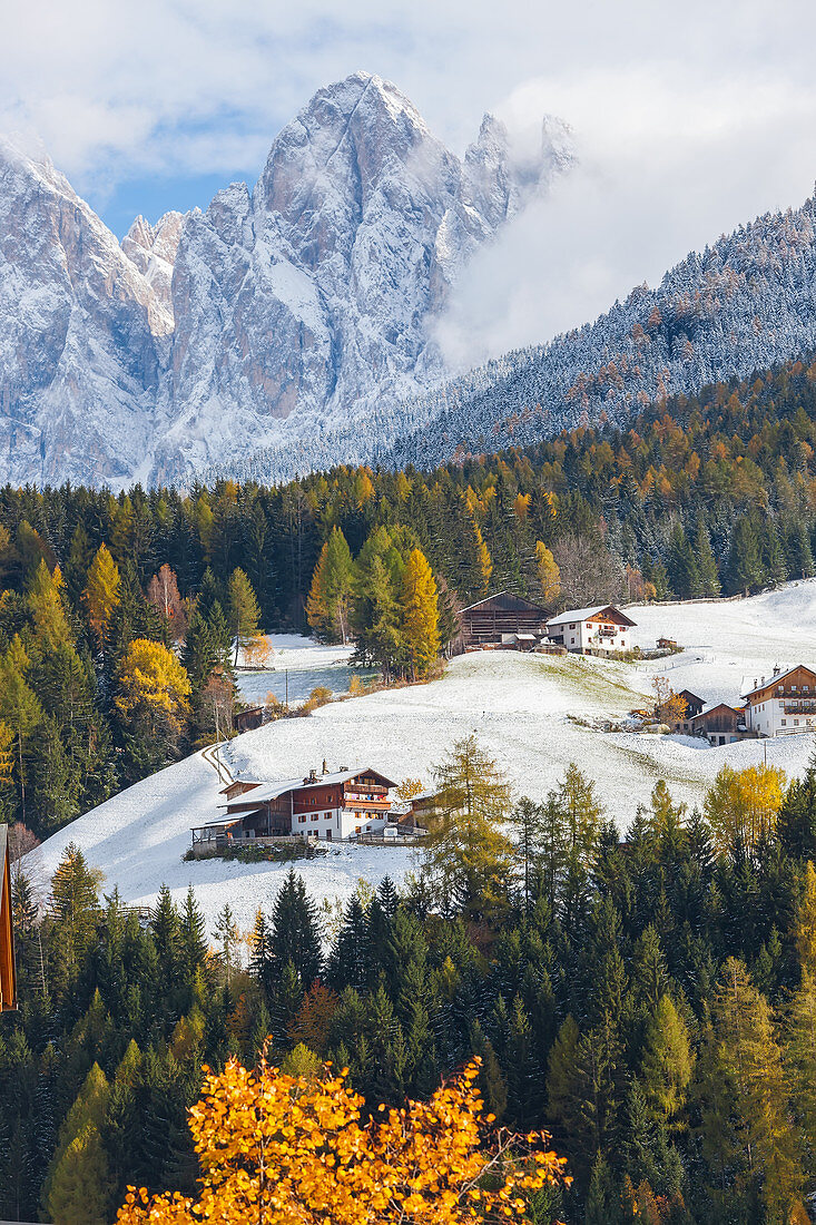 Winterschnee, Dorf St. Magdalena, Geisler Spitzen, Val di Funes, Dolomiten, Trentino-Südtirol, Südtirol, Italien