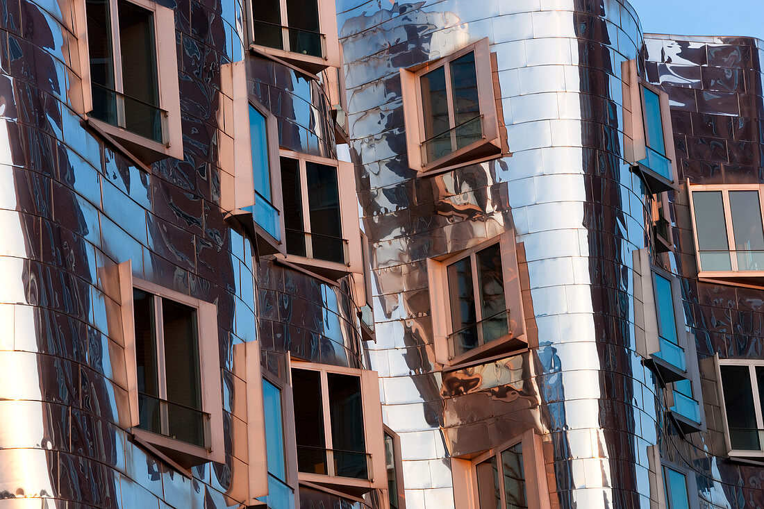 Das Neuer Zollhof-Gebäude von Frank Gehry am Medienhafen oder Media Harbour, Düsseldorf.