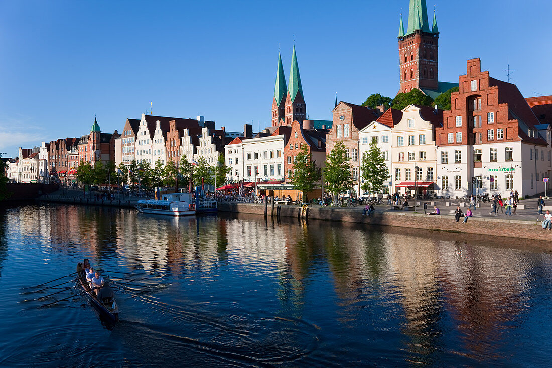 Altstadt und Fluss Trave bei Lübeck, St. Mary's und St. Peters Kirche links und rechts.